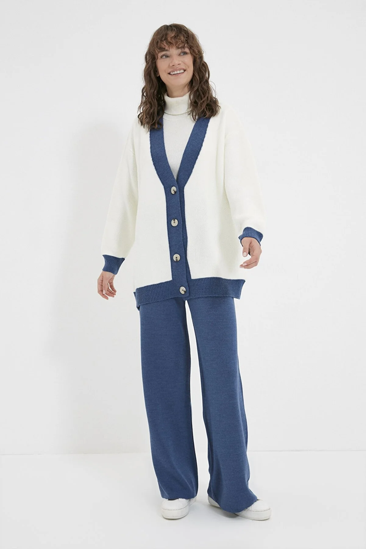 Trendyol Modest  Strickset mit Cardigan und Hose mit Indigo-Streifendetail TCTAW22AU0156