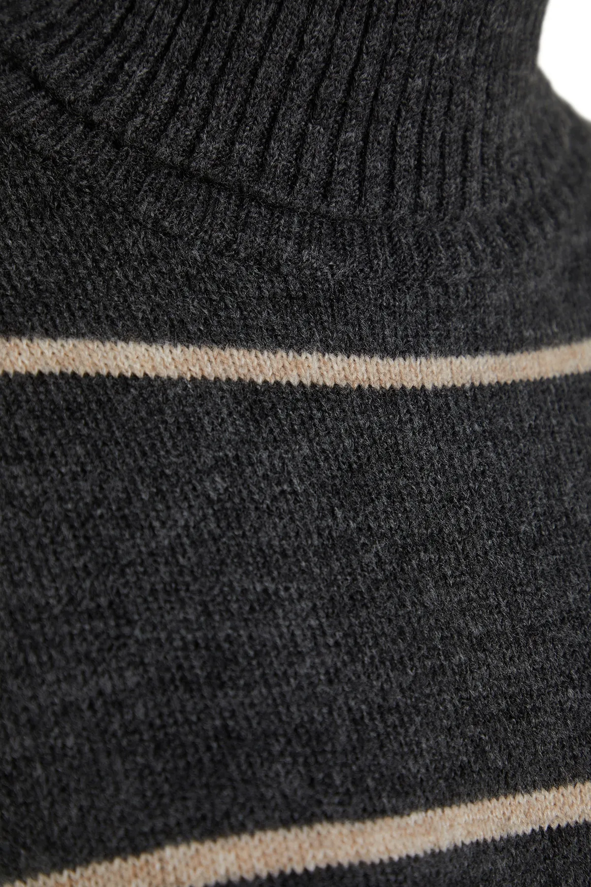 Trendyol Collection  Anthrazitfarbenes, weit geschnittenes Maxi-Strickkleid mit Rollkragen TWOAW24EL00056