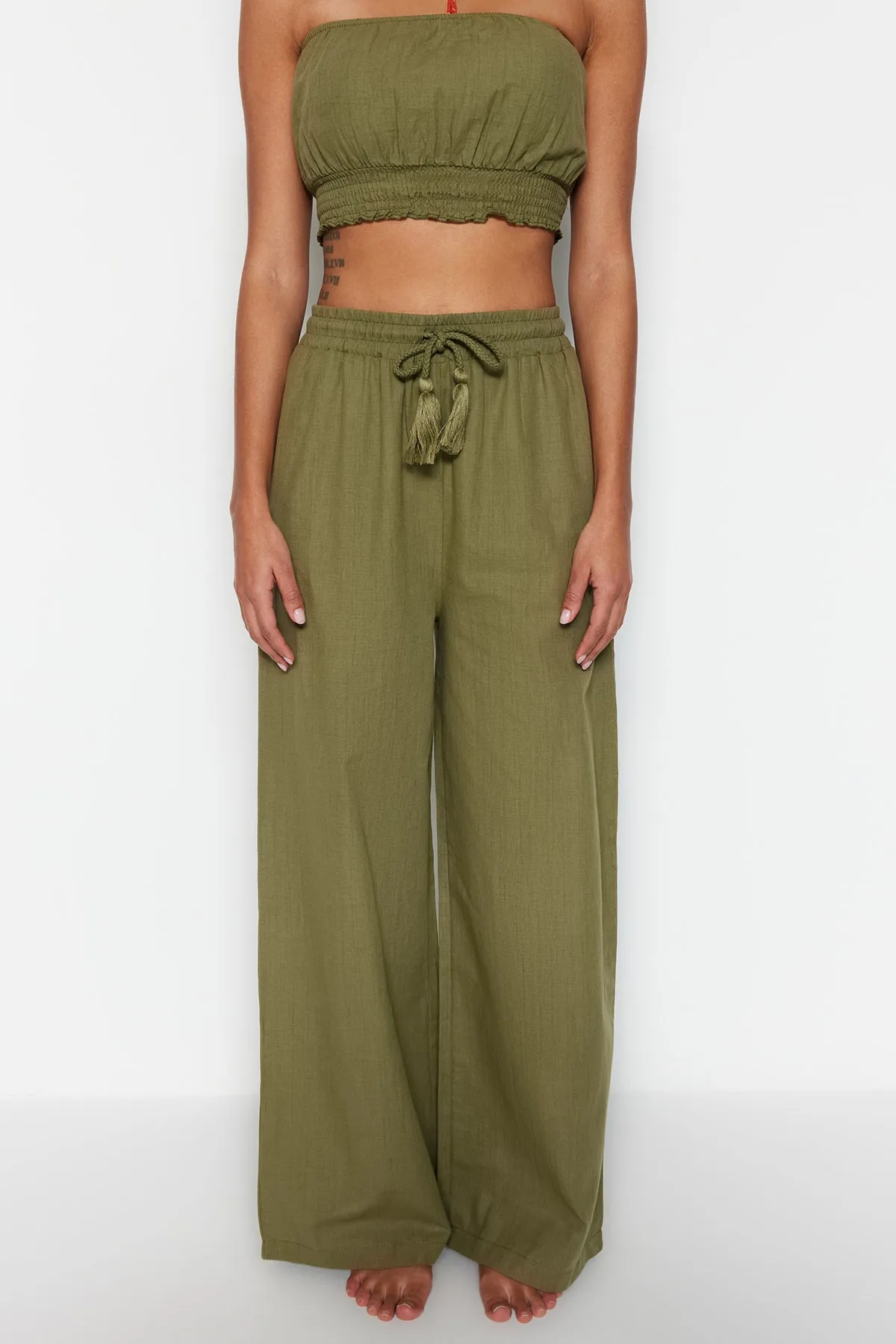 Trendyol Collection  Grünes gewebtes Blusen-Hosen-Set aus 100 % Baumwolle TBESS21AU0444