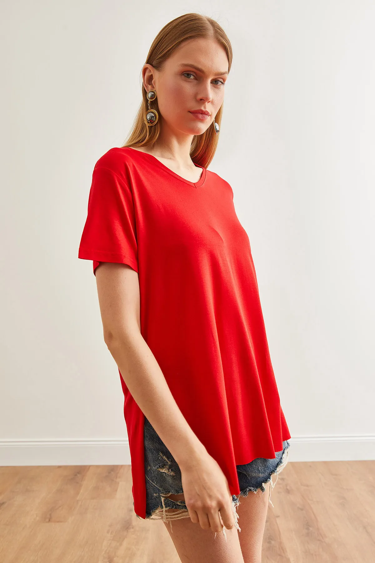 Olalook  Rotes Damen-T-Shirt mit V-Ausschnitt und Schlitz - TSH-19000582