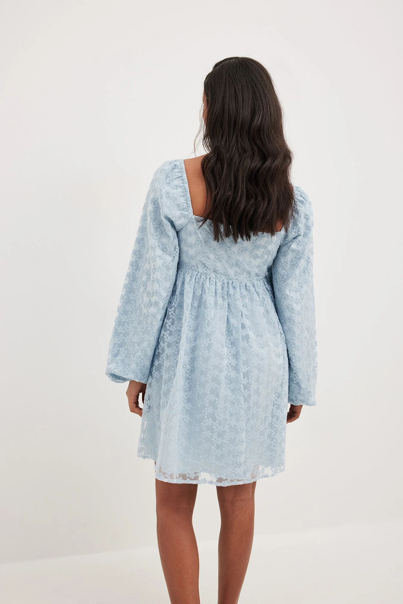 Gerafftes Minikleid mit Puffärmeln