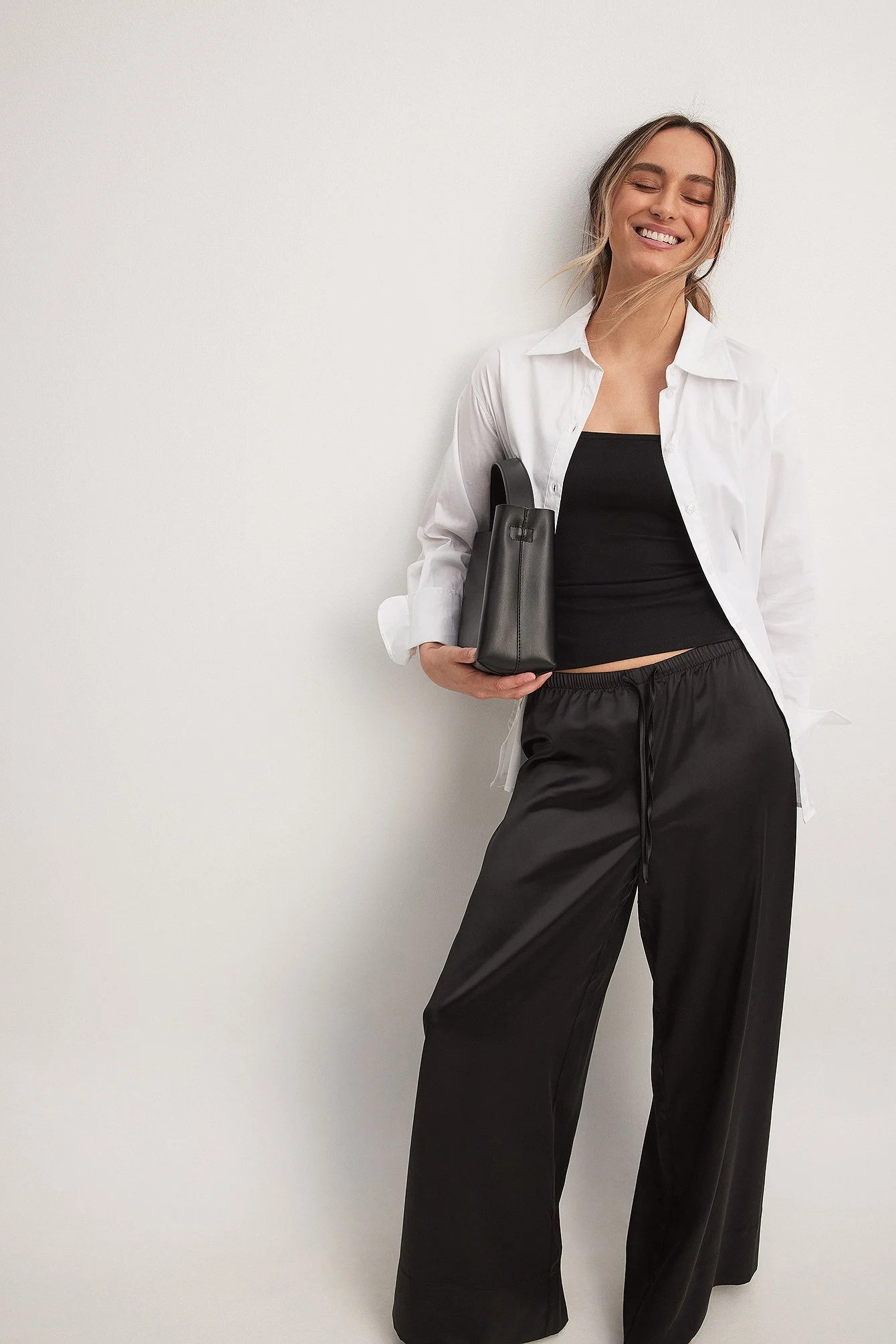 Satin-Hose mit elastischer Taille und mittelhohem Bund