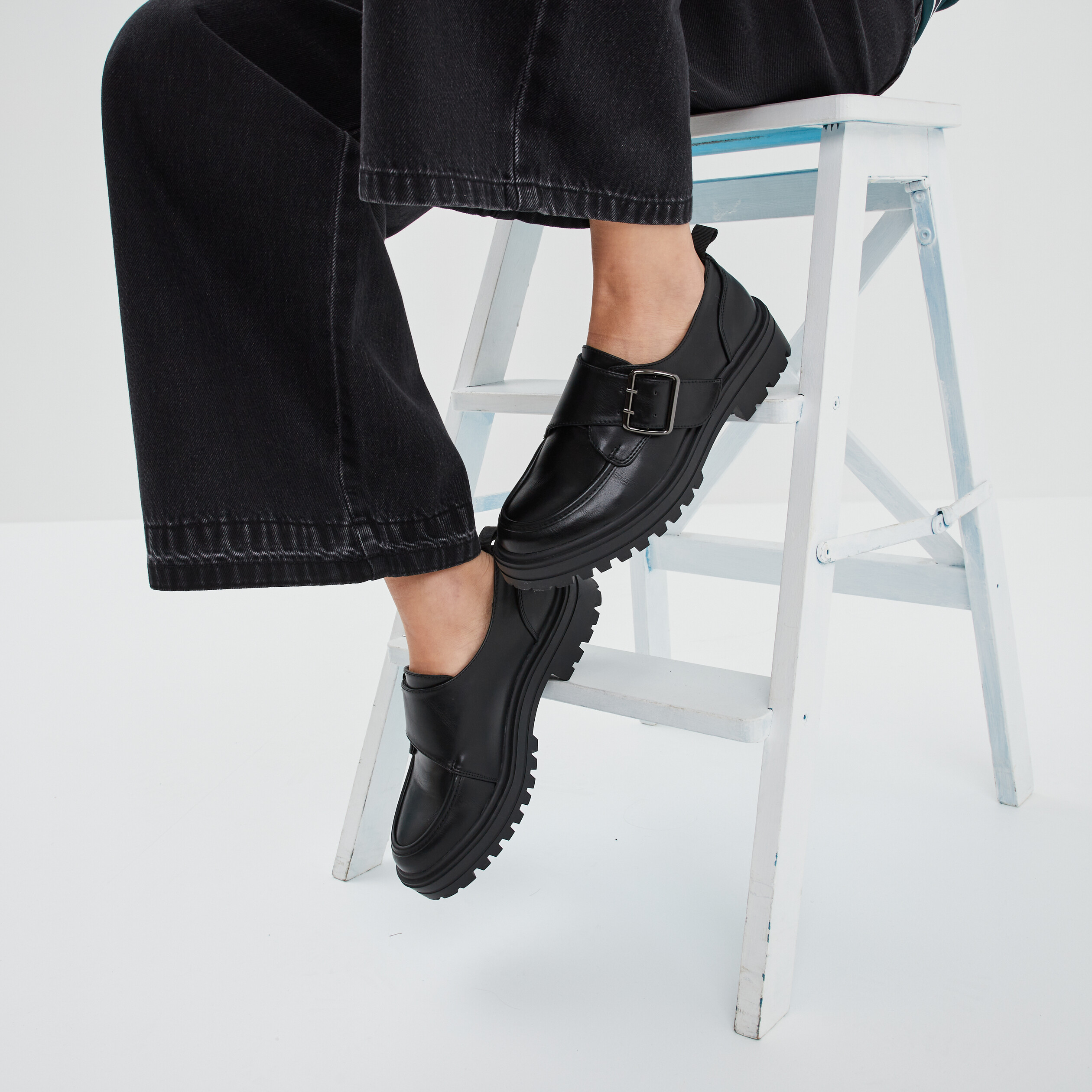 Derbies crantées avec boucle Liberto noir femme | La Halle