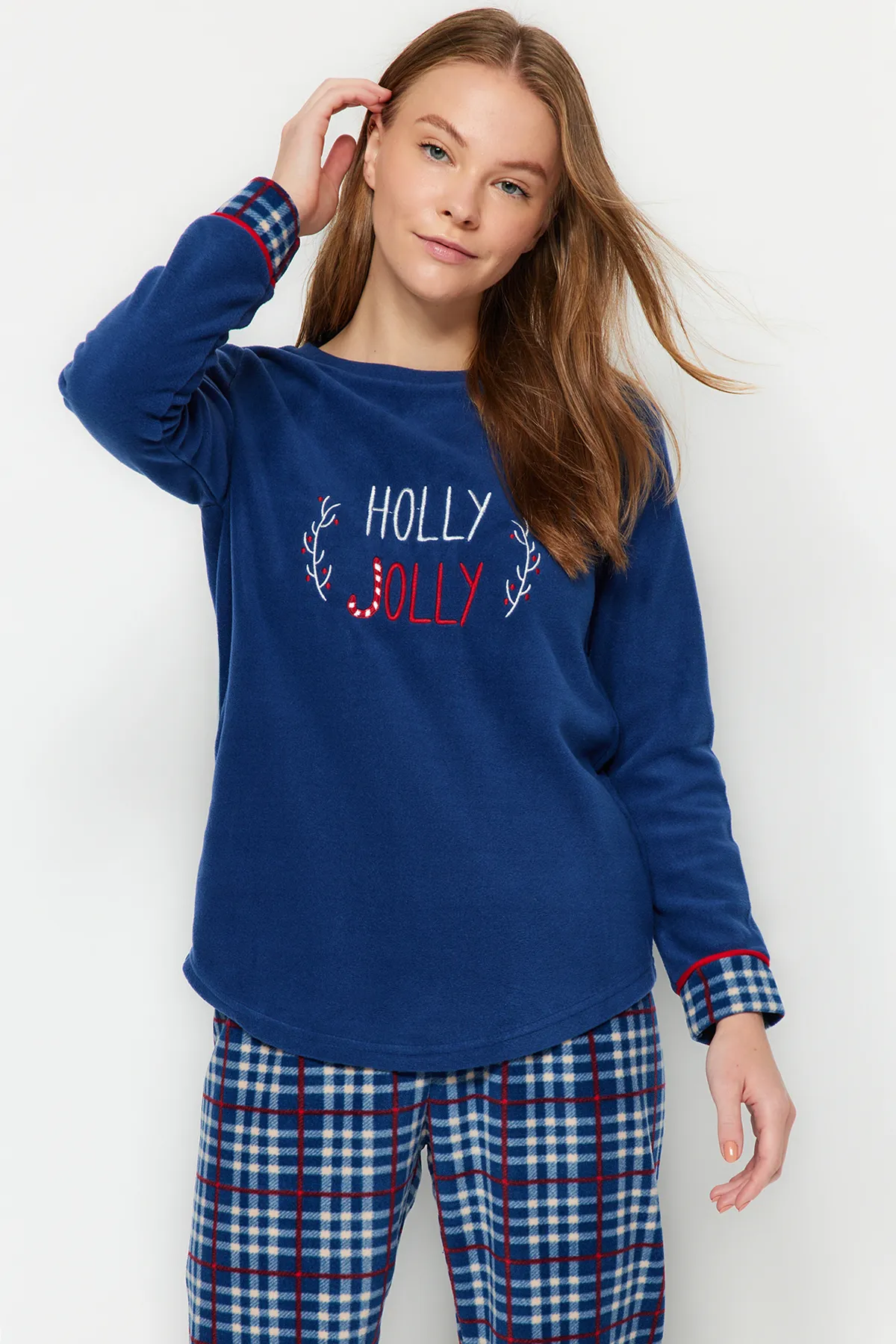 Trendyol Collection  Marineblaues Pyjama-Set aus Fleece mit Slogan und kariertem T-Shirt und Hose aus Strick THMAW24PT00277
