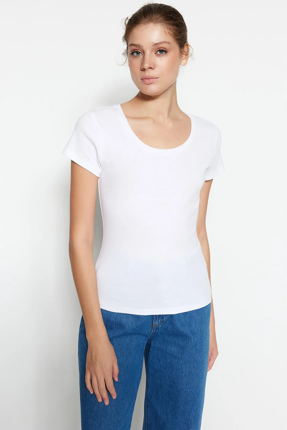 Trendyol Collection  Weißes, figurbetontes Basic-Strick-T-Shirt mit Poolausschnitt aus 100 % Baumwolle TWOSS23TS00096