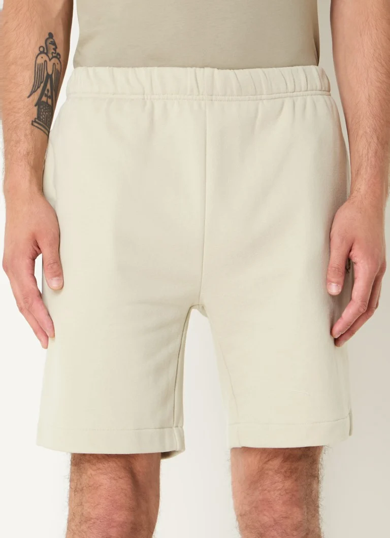 Pantaloni scurți sport Fred Perry culoarea piersicii, croială dreaptă, cu logo brodat.