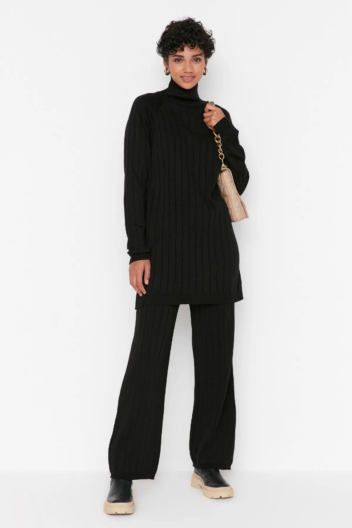 Trendyol Modest  Schwarzes Strickset aus geripptem Rollkragenpullover und Hose TCTAW23US00002