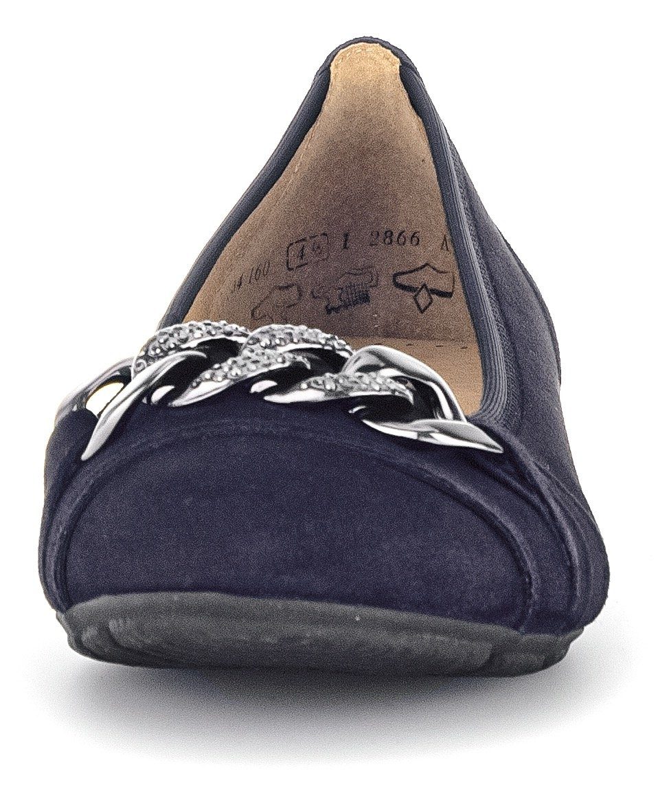 Gabor Ballerina mit modischer Zierkette