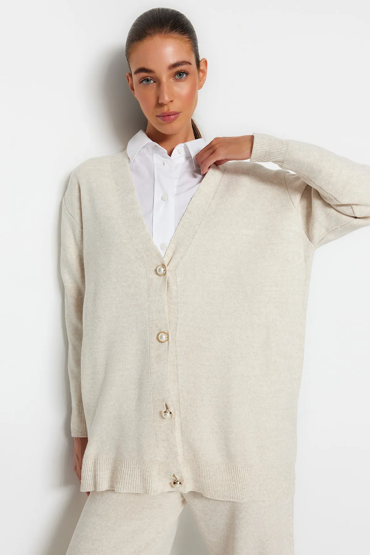 Trendyol Modest  Strickset mit Strickjacke, Hose und Oberteil mit Knopfleiste in Steinperlenoptik TCTAW24US00037