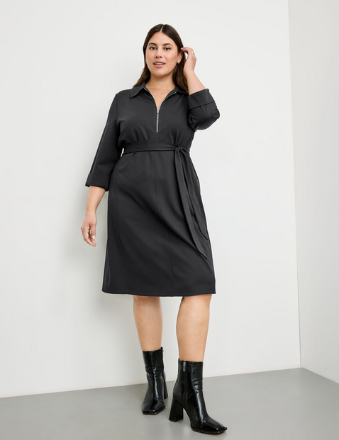 Knieumspielendes Kleid mit Bindegürtel