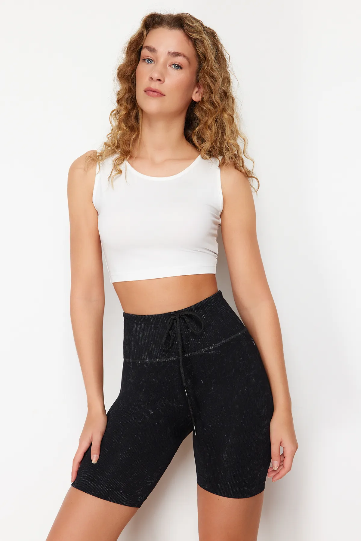 Trendyol Collection  Schwarze nahtlose/nahtlose Reflektor-Druck- und Acid-Wash-Strick-Sportshorts/kurze Leggings THMSS24TY00028