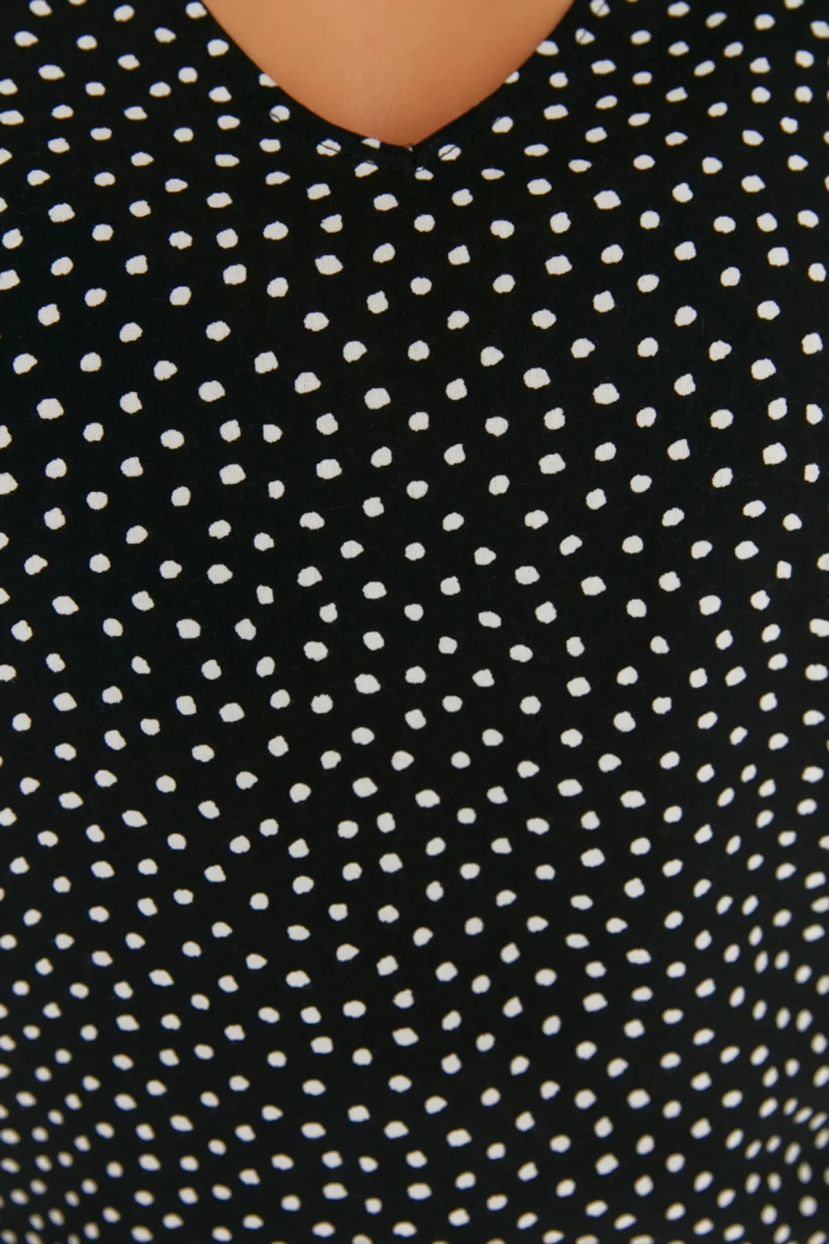 Trendyol Curve  Schwarze gewebte Bluse mit Tupfenmuster TBBSS22AF0033