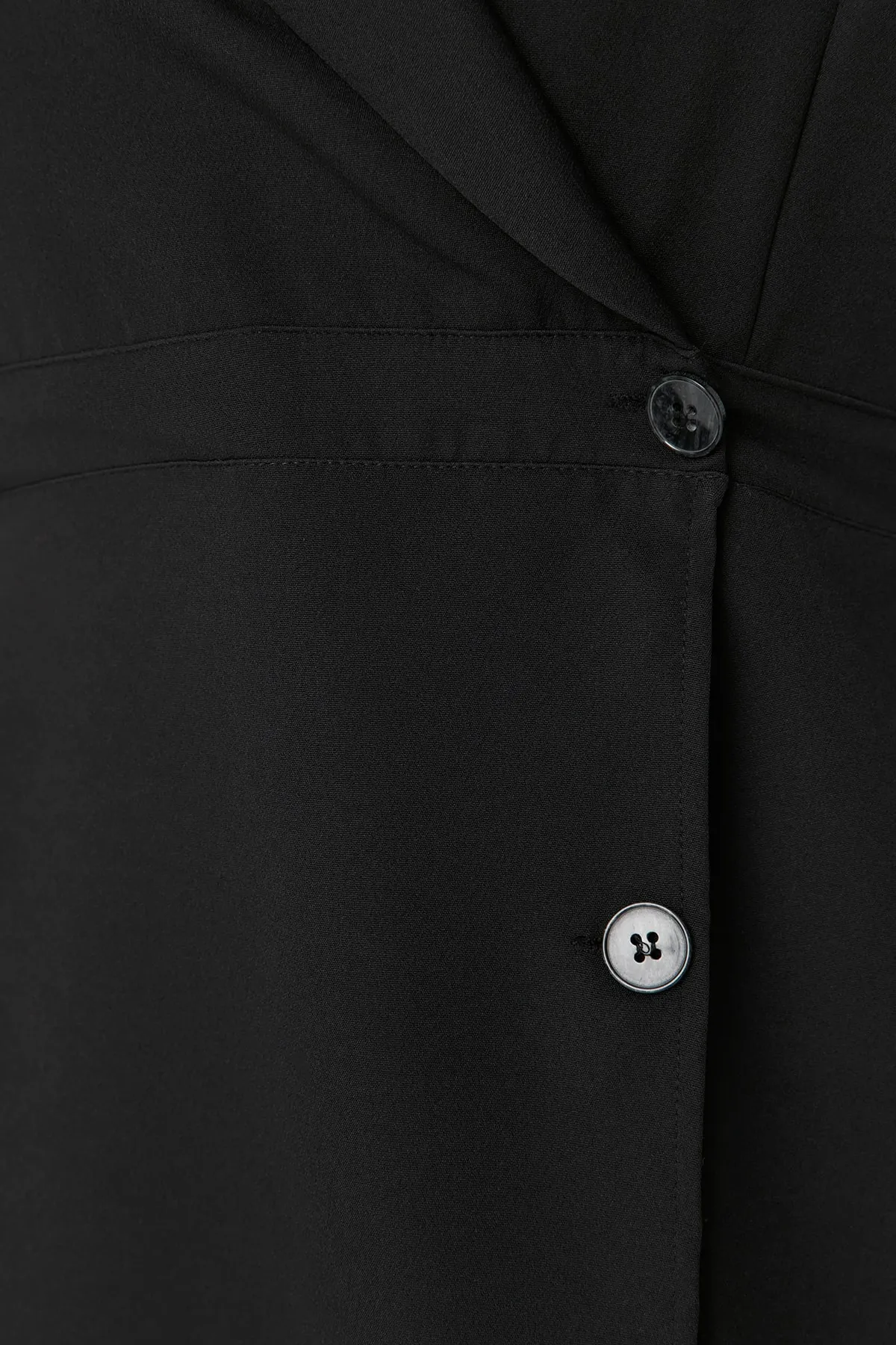 Trendyol Curve  Schwarzes, ungefüttertes, gewebtes Mini-Jackenkleid mit Dreiviertelärmeln in Übergröße TBBAW23AH00042