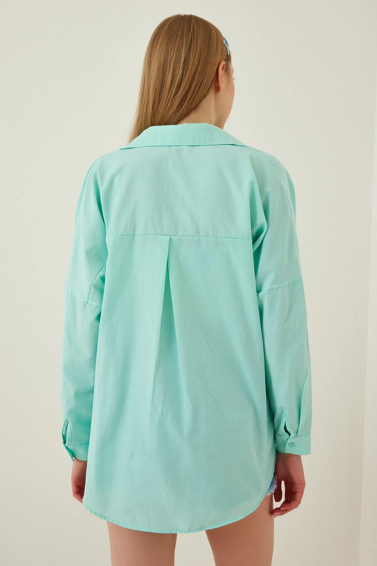 Happiness İstanbul  Mintgrünes, langes Oversize-Basic-Shirt für Damen DD00842
