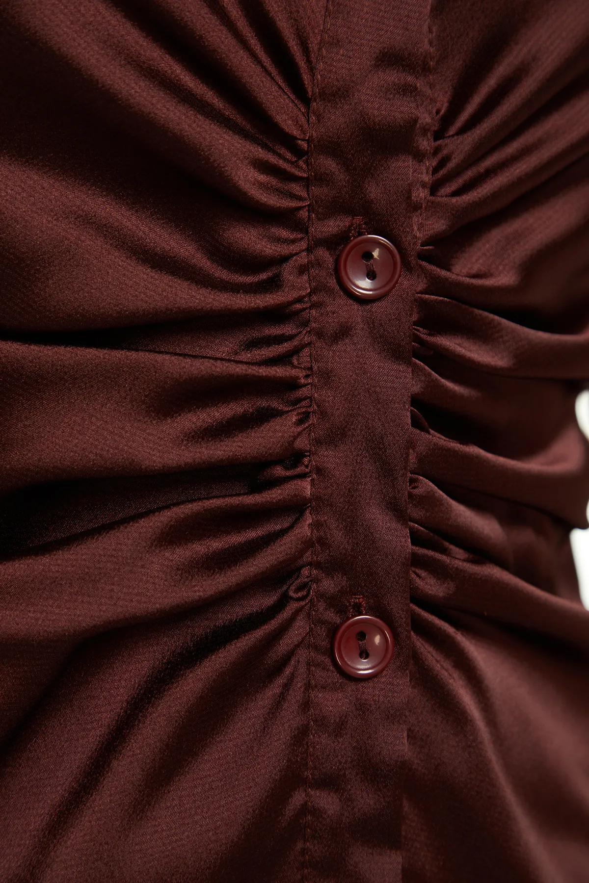 Trendyol Collection  Braunes, figurbetontes Hemdkleid aus gewebtem Satin TWOAW24EL00690