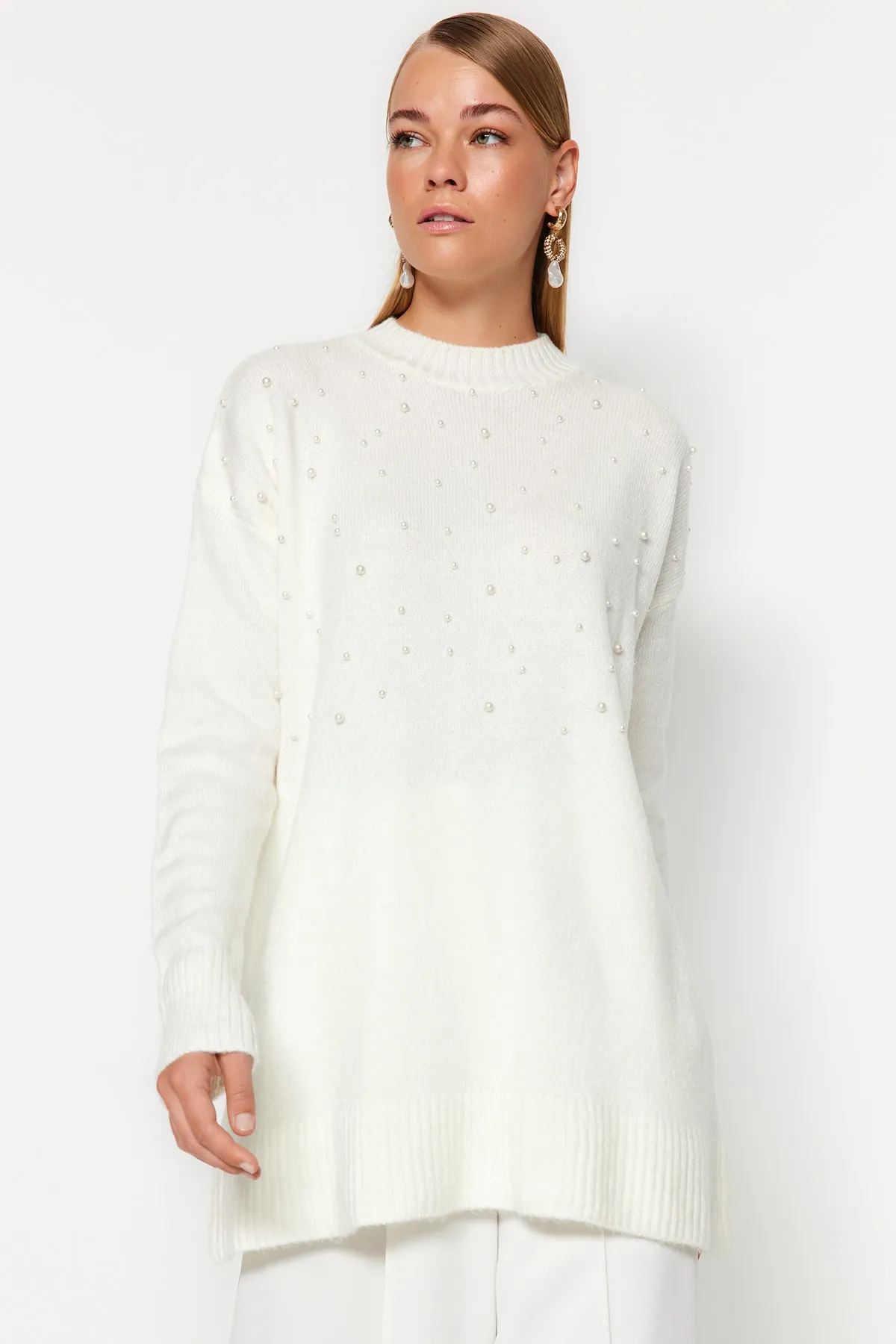 Trendyol Modest  Strickpullover mit Perlendetails in Ecru TCTAW24AK00131