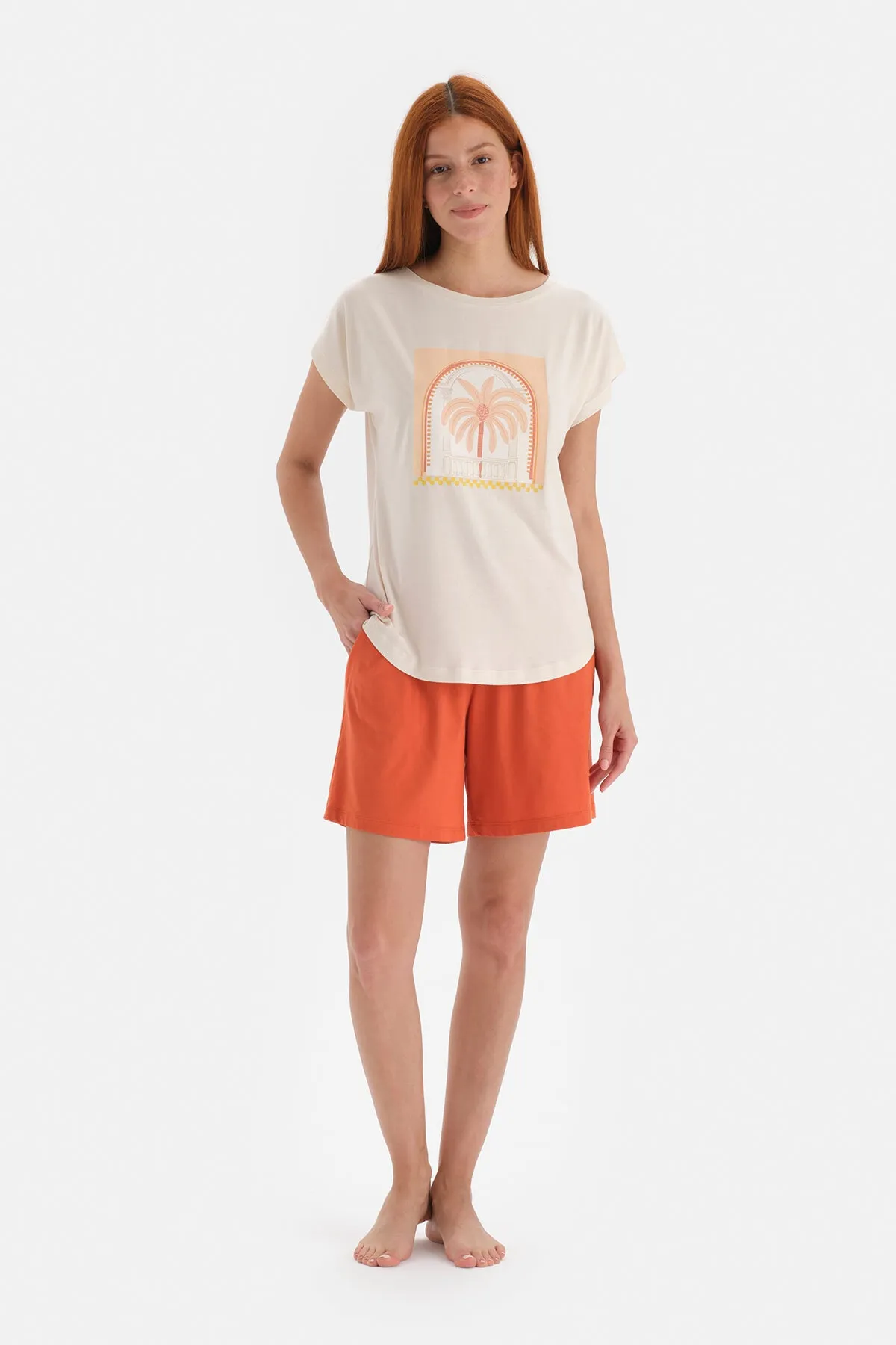 Dagi  Off-White Pyjama-Set mit bedruckten Shorts und Rundhalsausschnitt