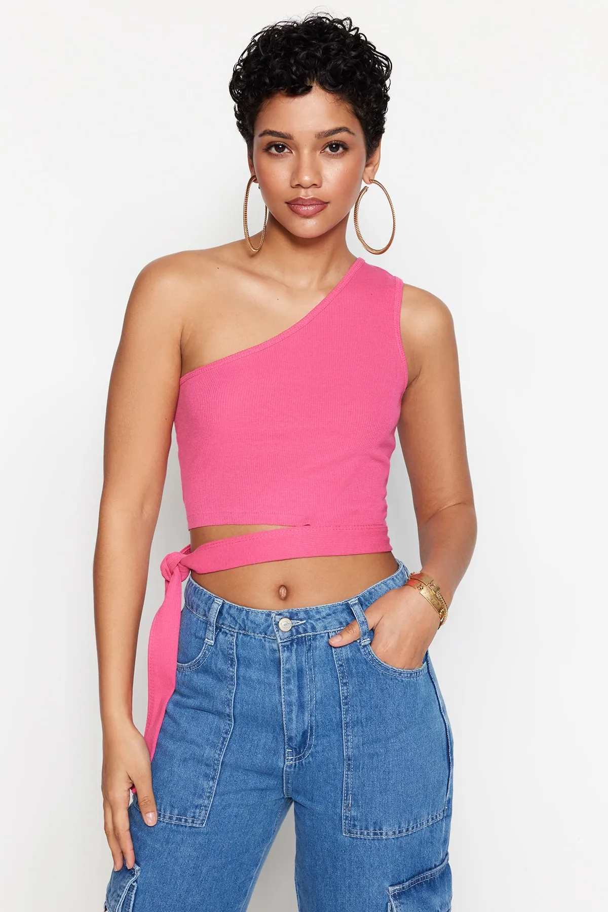 Trendyol Collection  Fuchsiafarbene, taillierte One-Shoulder-Bluse aus geripptem Strick mit Detail TWOSS22BZ1558