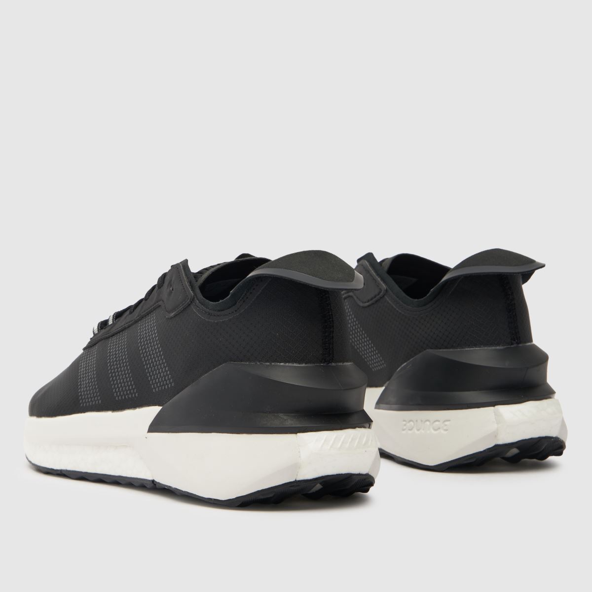 adidas – Avryn – Svarta och vita träningsskor