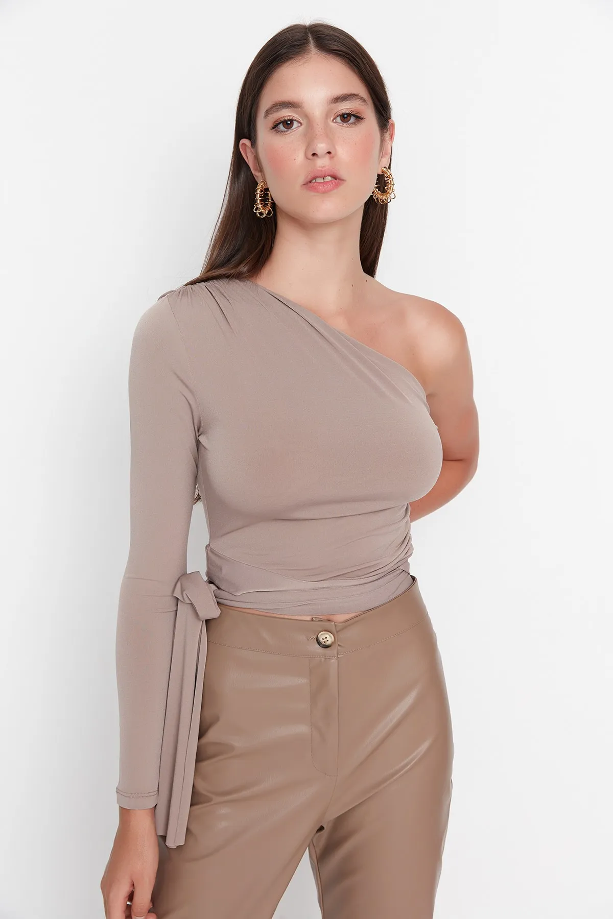 Trendyol Collection  Nerzfarbene, schmal geschnittene, detaillierte, einärmelige, bauchfreie, dehnbare Strickbluse TWOAW23BZ00094