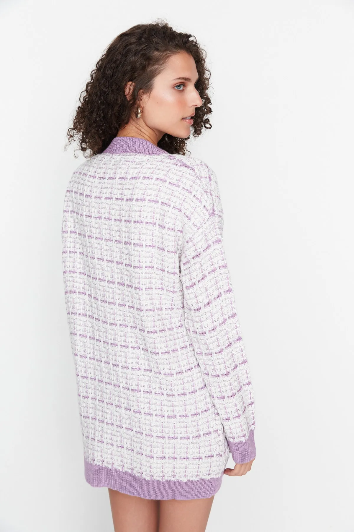 Trendyol Collection  Lilafarbener, weiter Strickcardigan in Tweed-Optik mit Glitzer TWOAW21HI0250