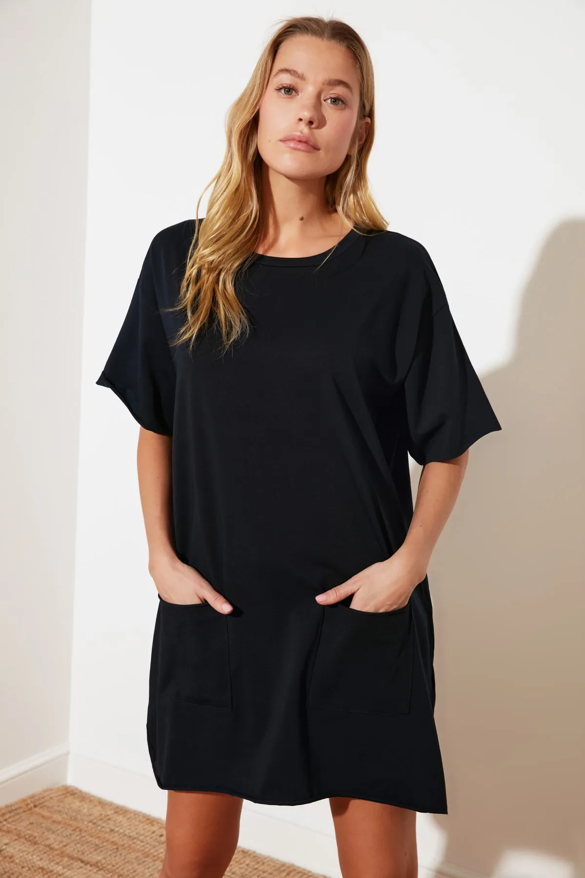Trendyol Collection  Marineblaues Baumwoll-Hauskleid mit Taschendetail und weiter Passform TWOSS21EL3137