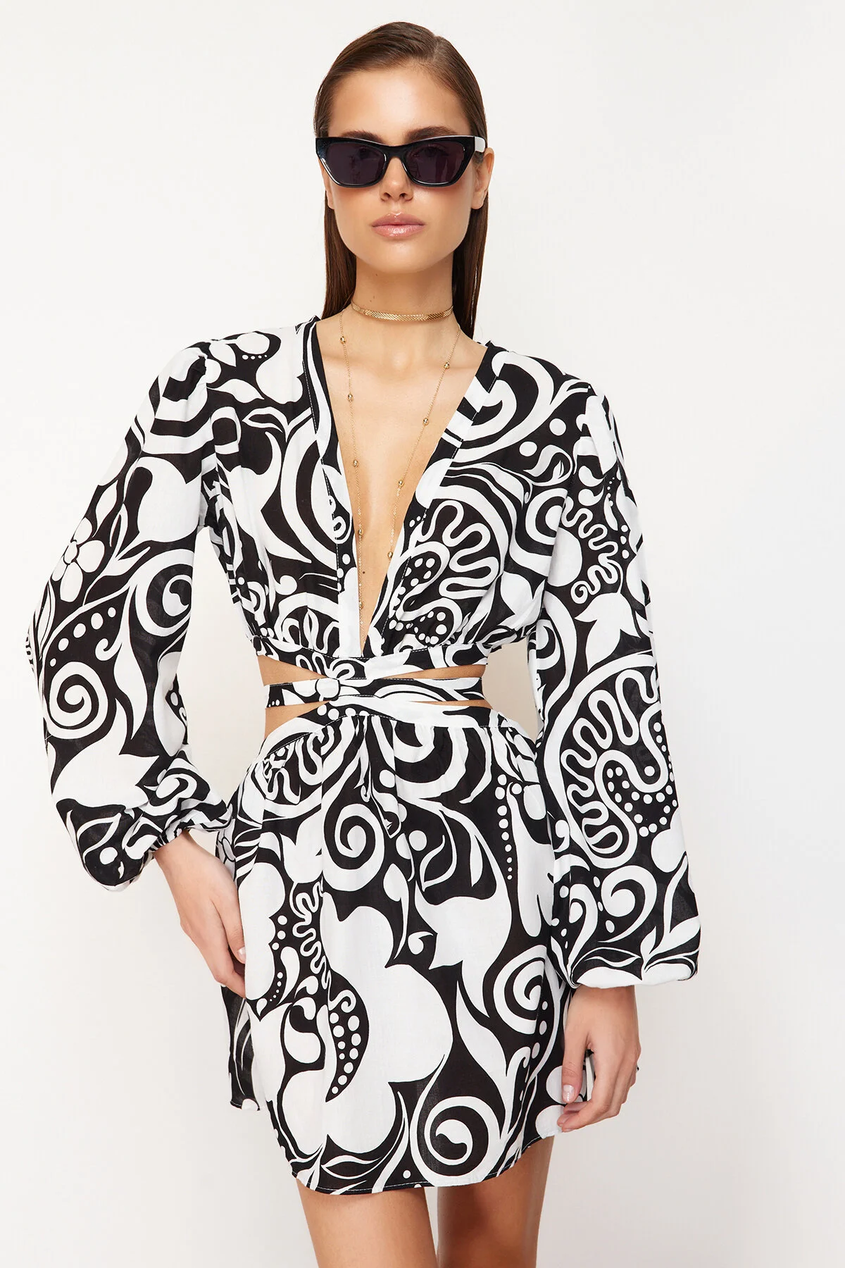 Trendyol Collection  Mini-Strandkleid mit Blumenmuster, gewebtem Cut-Out/Fenster TBESS23EL00140