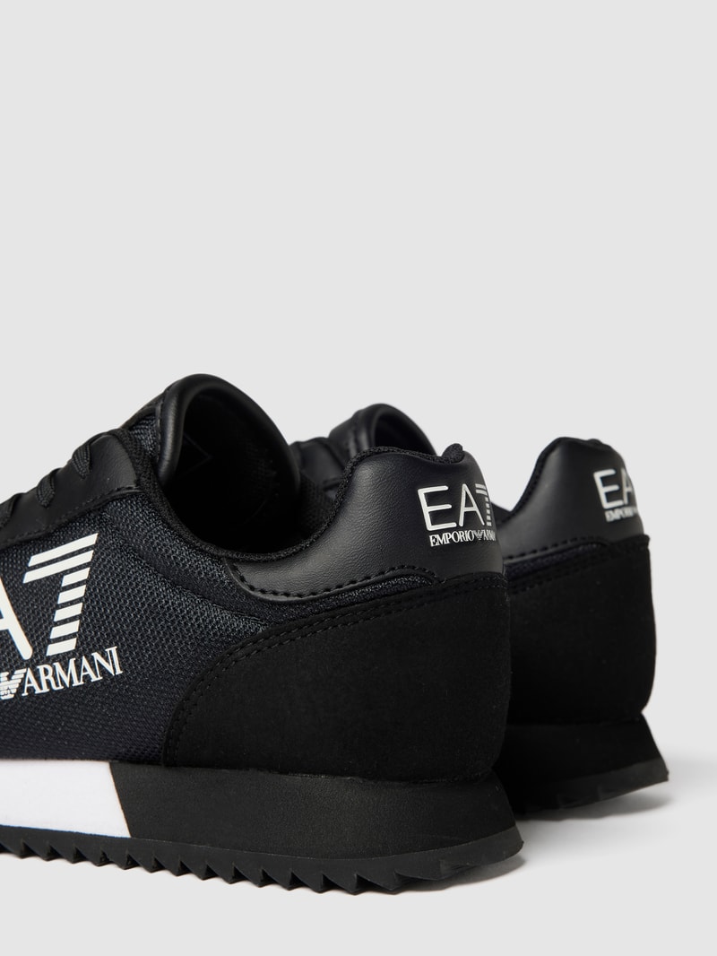 Sneaker mit Label-Prints in schwarz