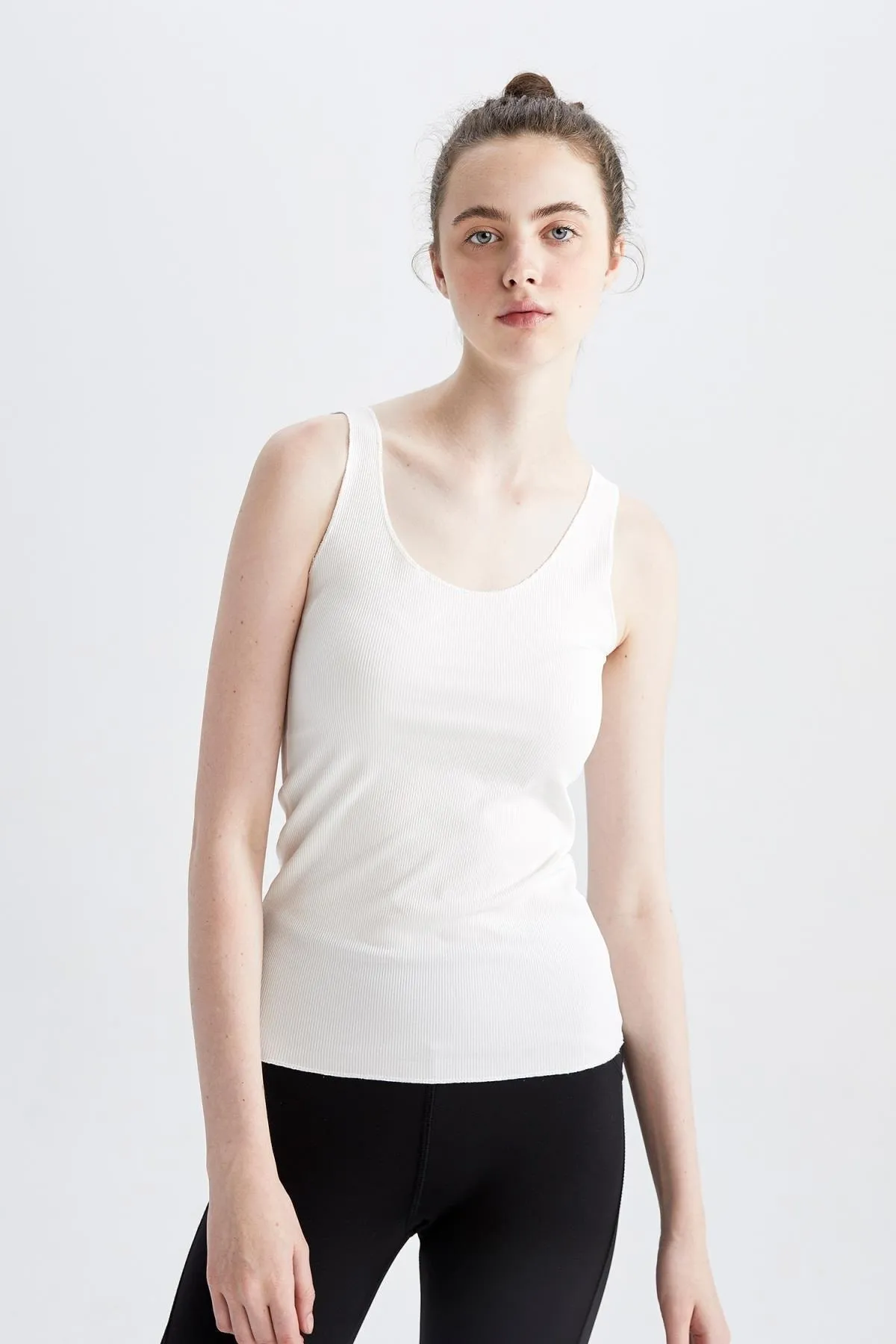 DeFacto  Passform: Slim-Fit-Unterhemd mit Rundhalsausschnitt