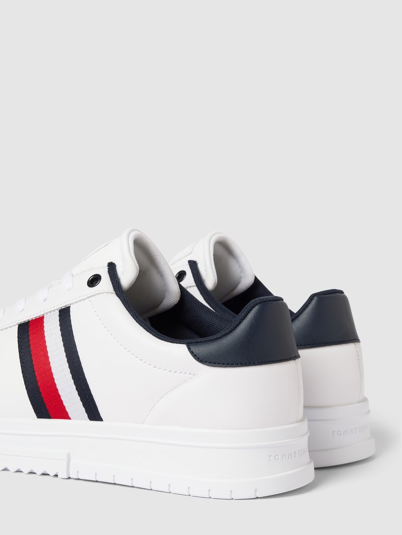 Sneaker mit Label-Detail in weiß