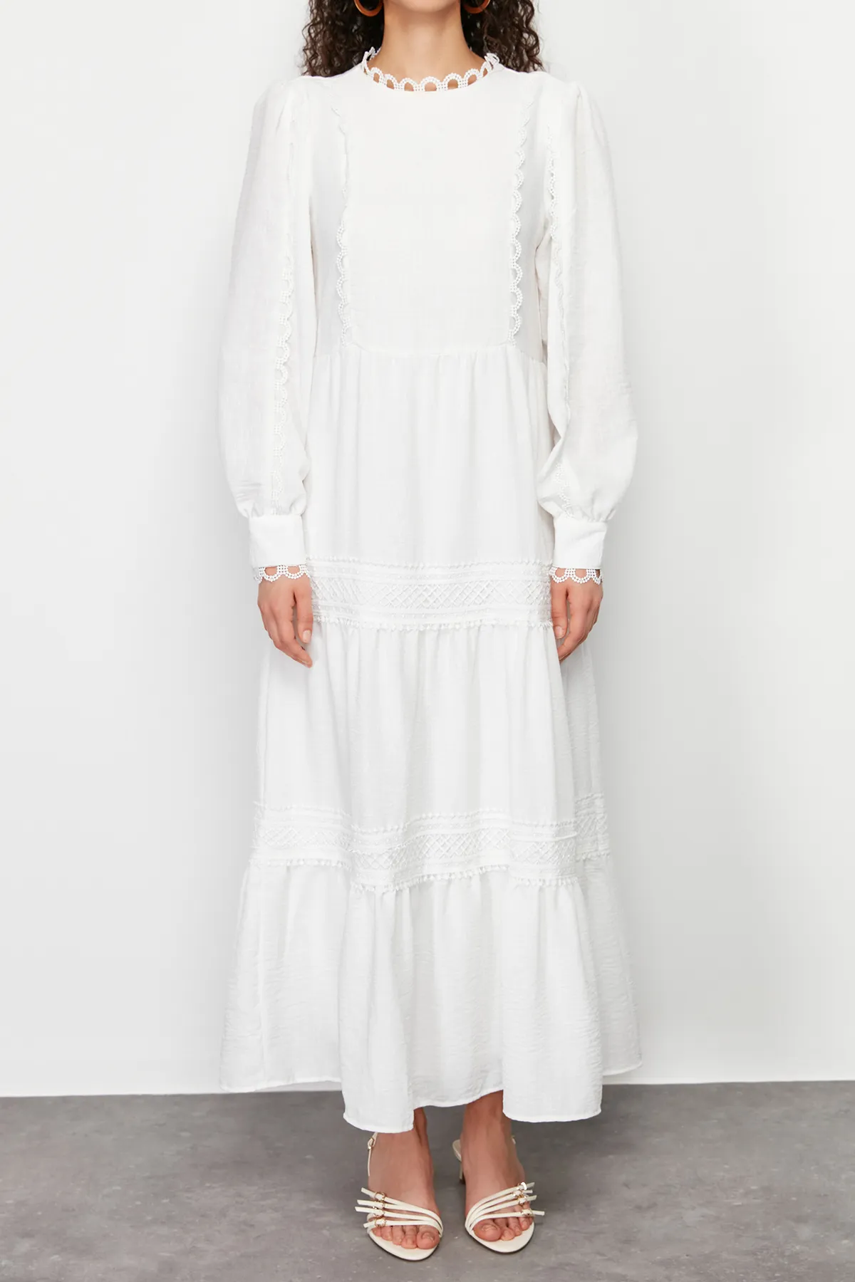 Trendyol Modest  Weißes, gefüttertes, besticktes, detailliertes Webkleid TCTSS24EB00178