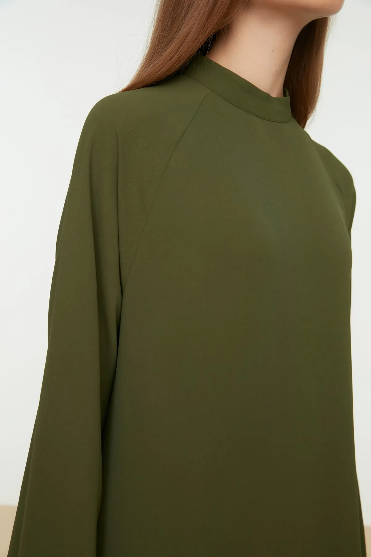 Trendyol Modest  Khakifarbenes, elastisches Aerobin-Gewebekleid mit Stehkragen und Ärmelenden TCTSS22EB0010