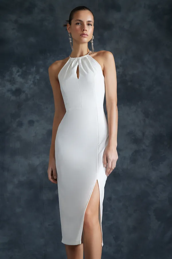 Trendyol Collection  Weißes, figurbetontes, gewebtes, stilvolles Abendkleid mit Accessoires in Weiß TPRSS24EL00094