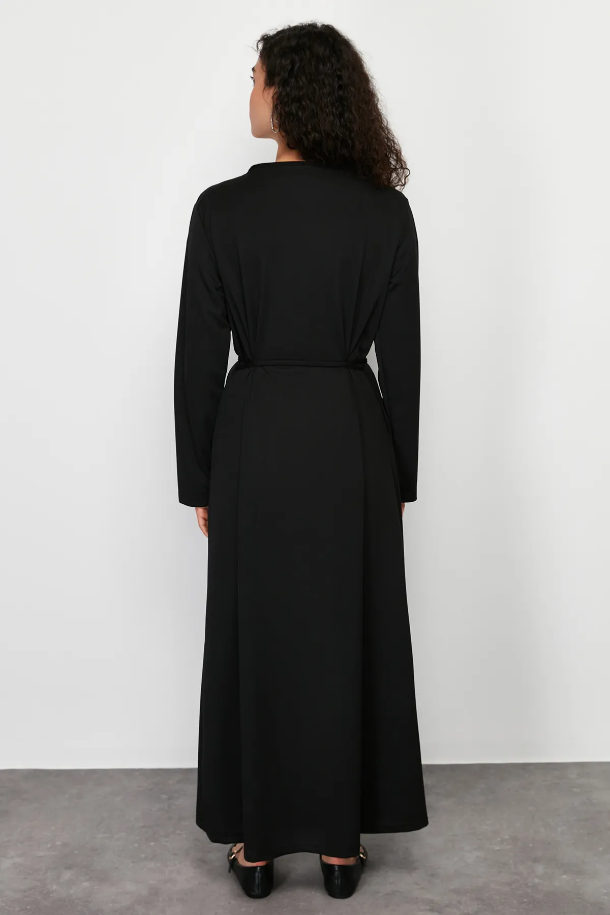 Trendyol Modest  Schwarzes, zweireihiges, schlicht gestricktes Gebetskleid mit Kragen und Gürtel TCTSS24EB00158