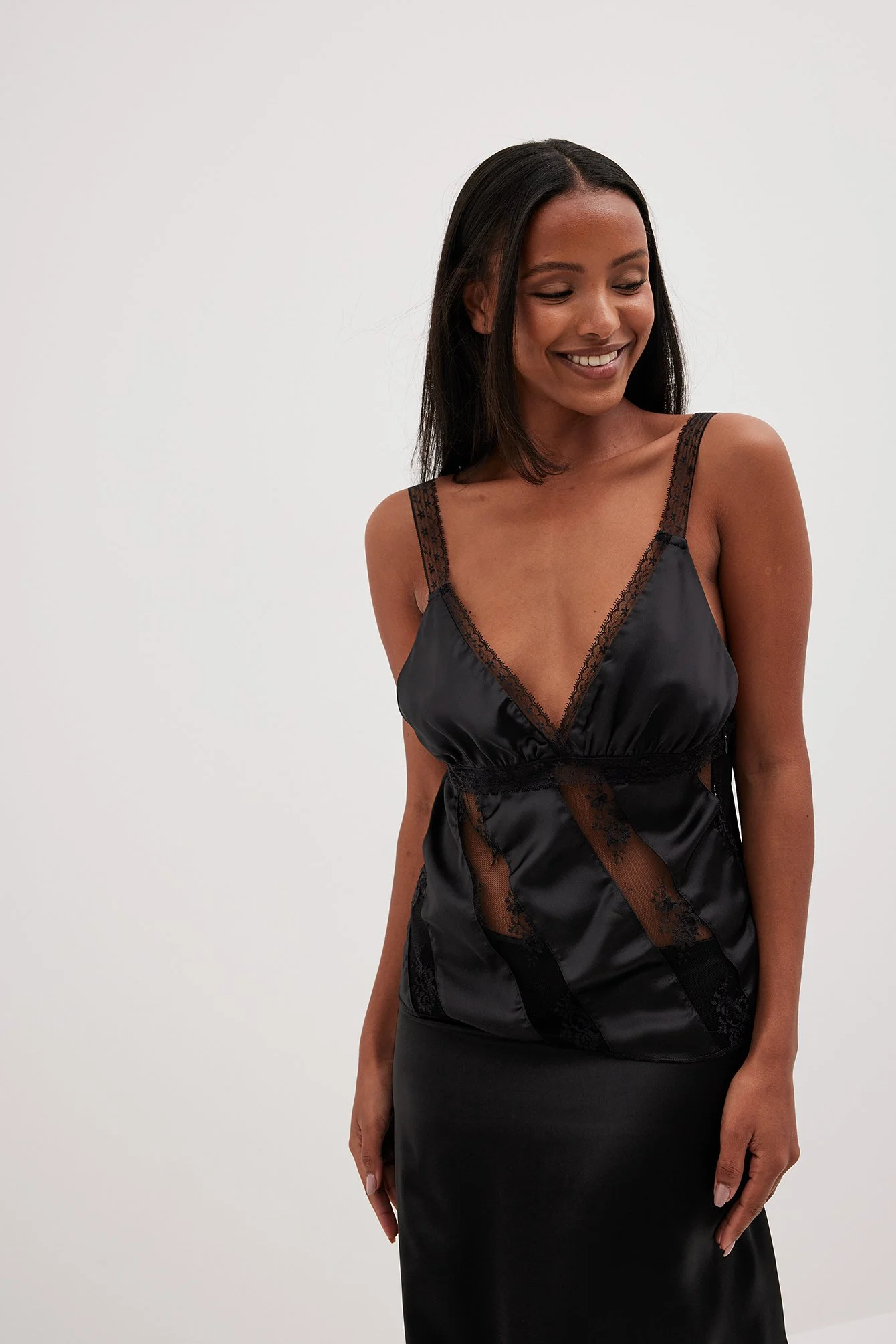 Satin-Top mit Spitzeneinsatz vorne