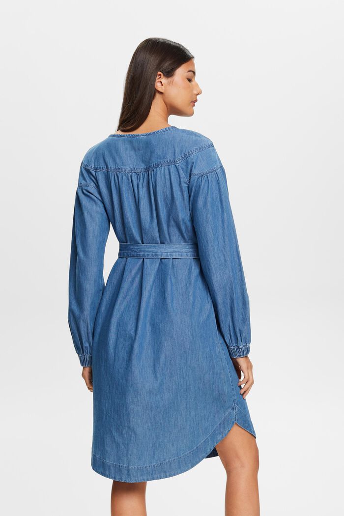 Leichtes Jeanskleid mit Bindegürtel