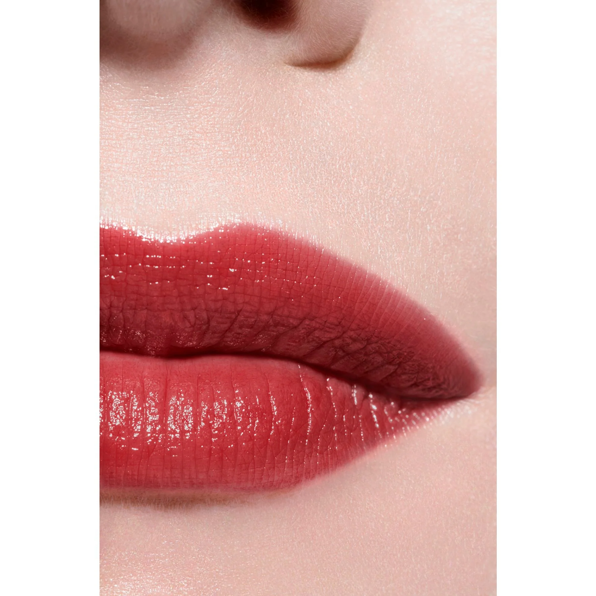 ROUGE COCO BAUME - Bálsamo hidratante com cor, intensidade sob medida, para lábios mais bonitos dia após dia.