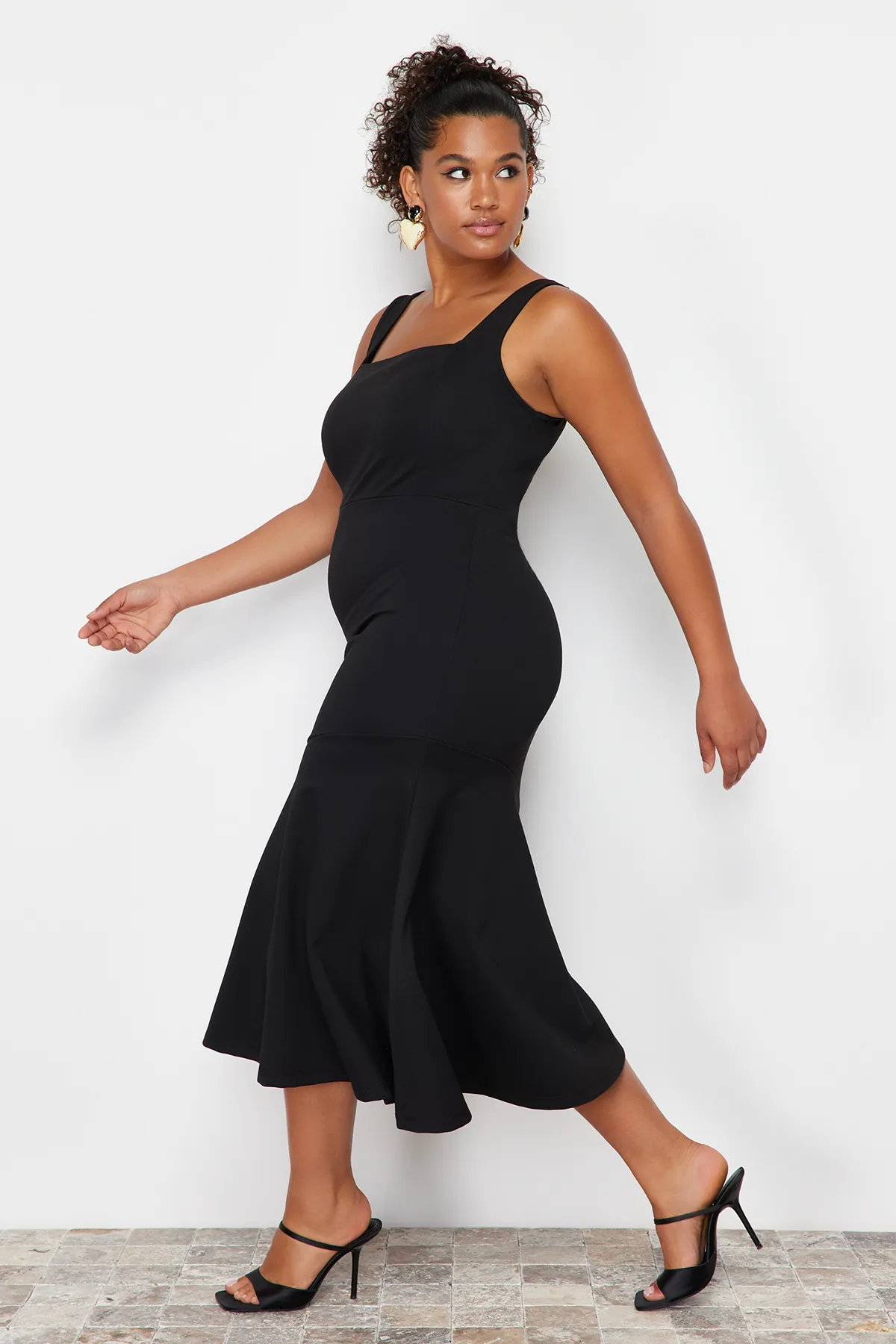 Trendyol Curve  Schwarzes Midi-Strickkleid mit Rüschendetail TBBSS24AH00048