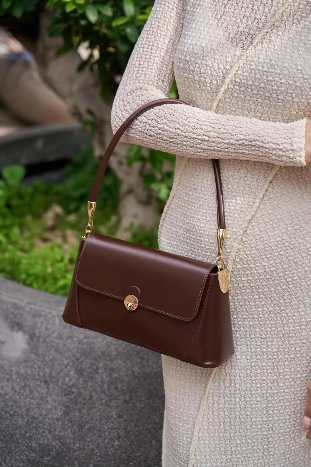 Madamra  Braune Damen-Umhängetasche im Retro-Leder-Look mit Frontabdeckung