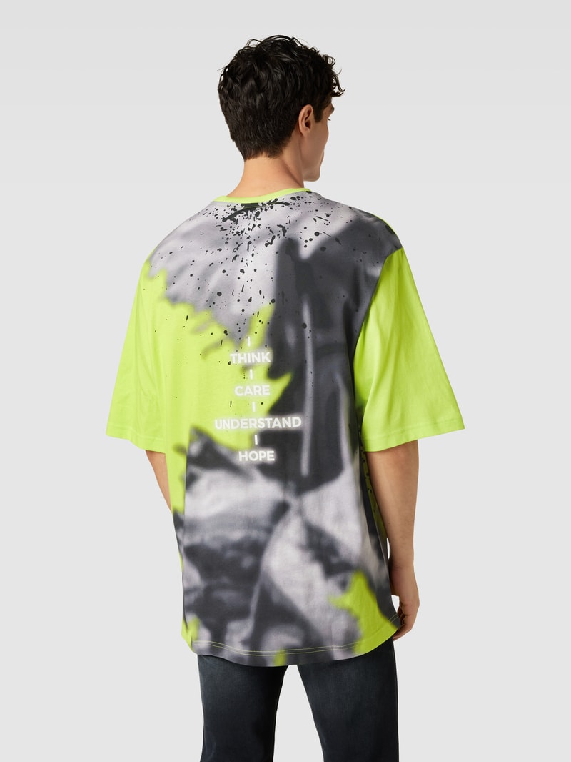 T-Shirt mit Label-Patch Modell 'Timono Lotus' in neon grün