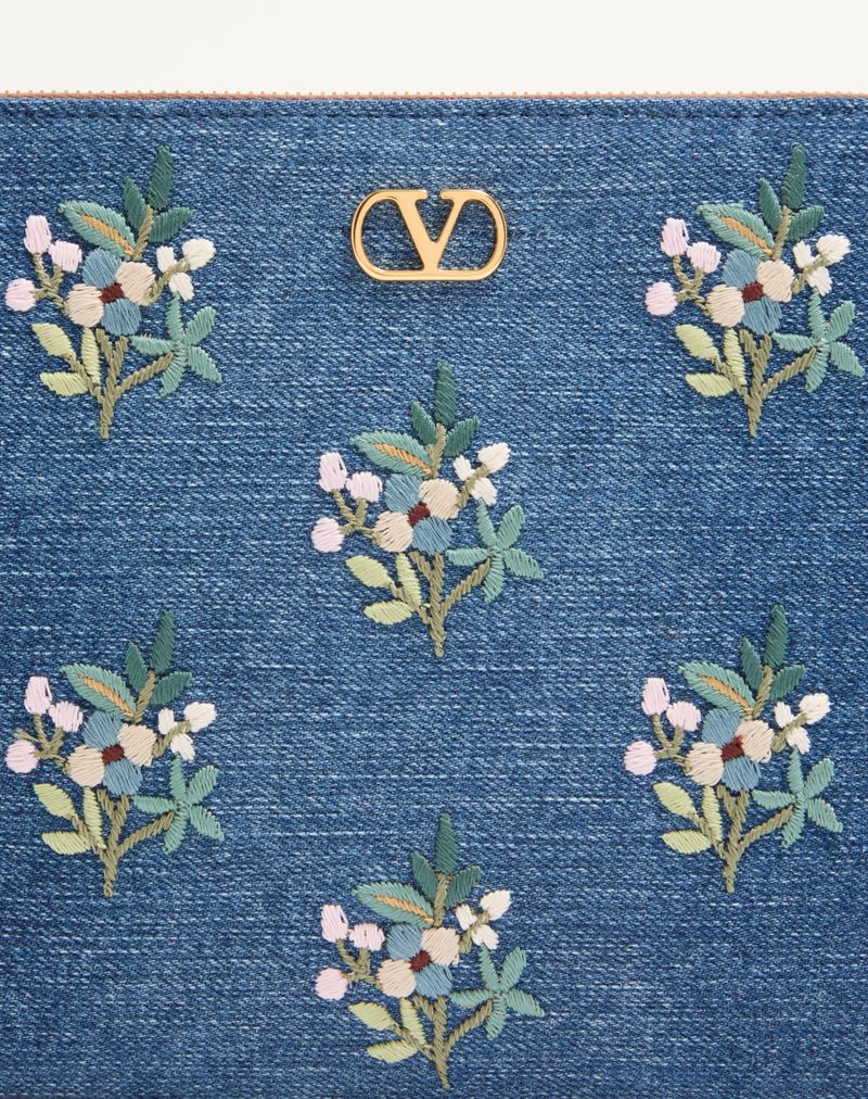 Valentino Garavani VLogo Signature clutch taske i denim med blomsterbroderi