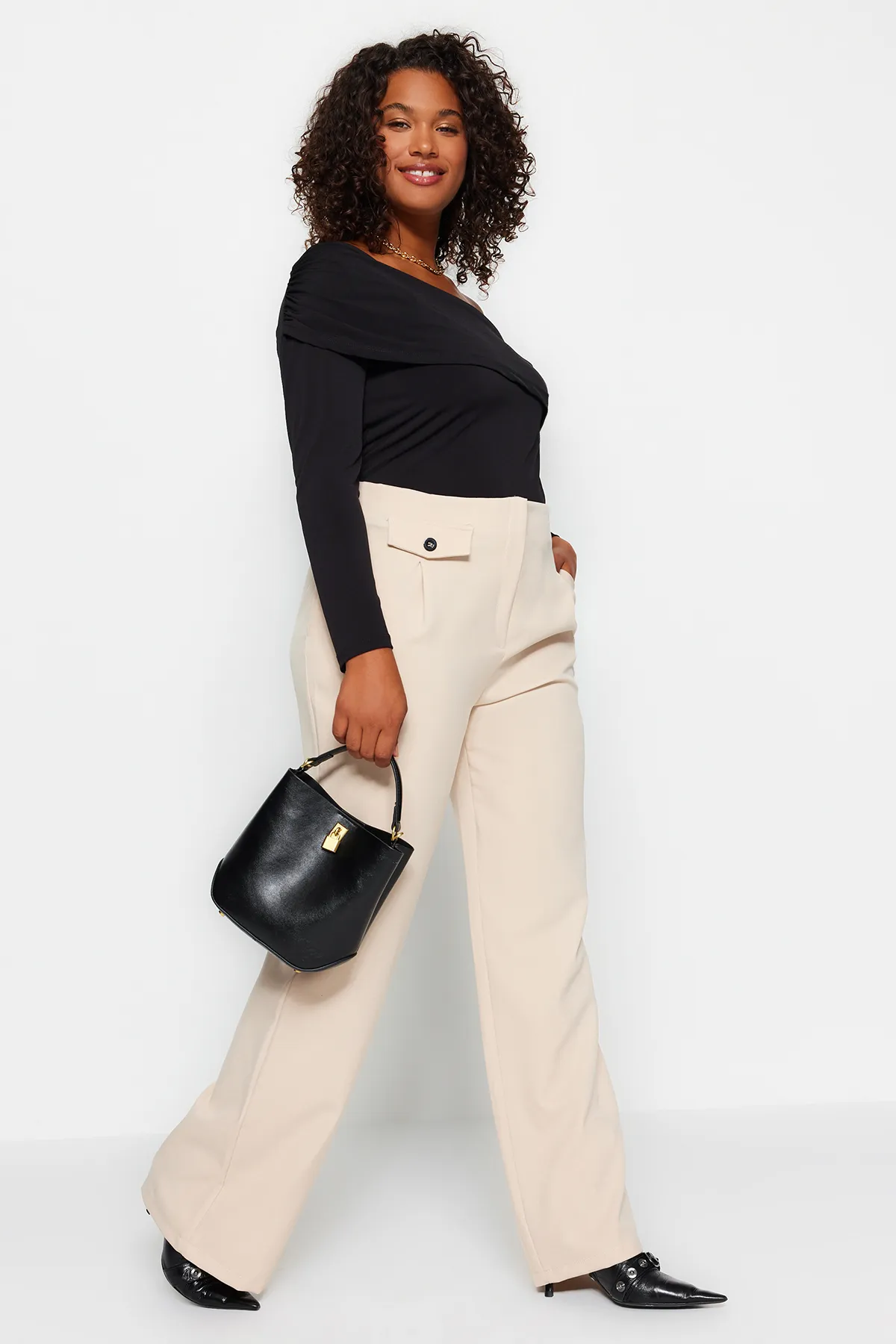 Trendyol Curve  Cremefarbene gewebte Hose mit Taschendetail TBBAW24AR00015