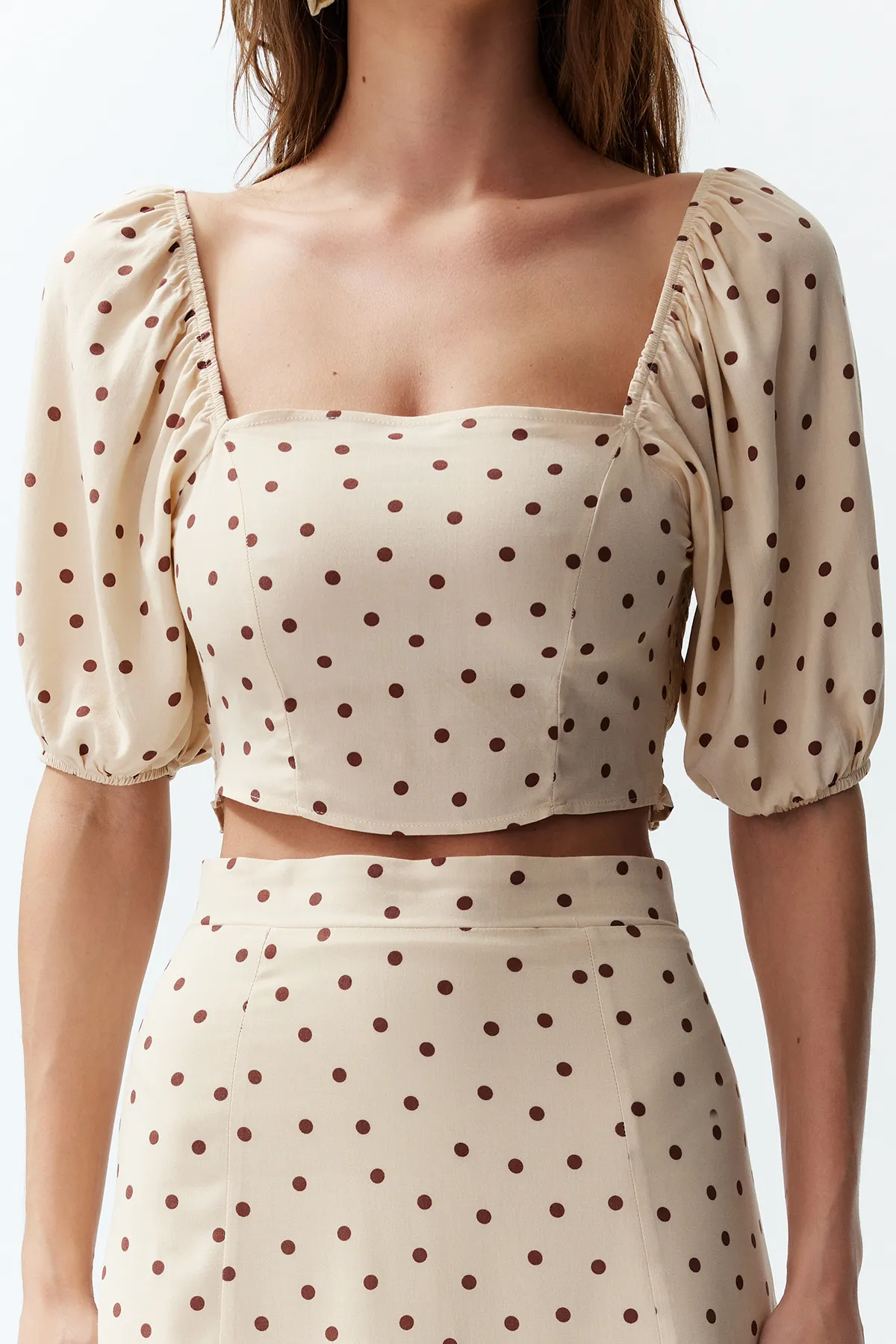 Trendyol Collection  Beiges geschlitztes Midi-Set aus Viskosegewebe mit Tupfenmuster, Oberteil und Unterteil TWOSS20AU0097