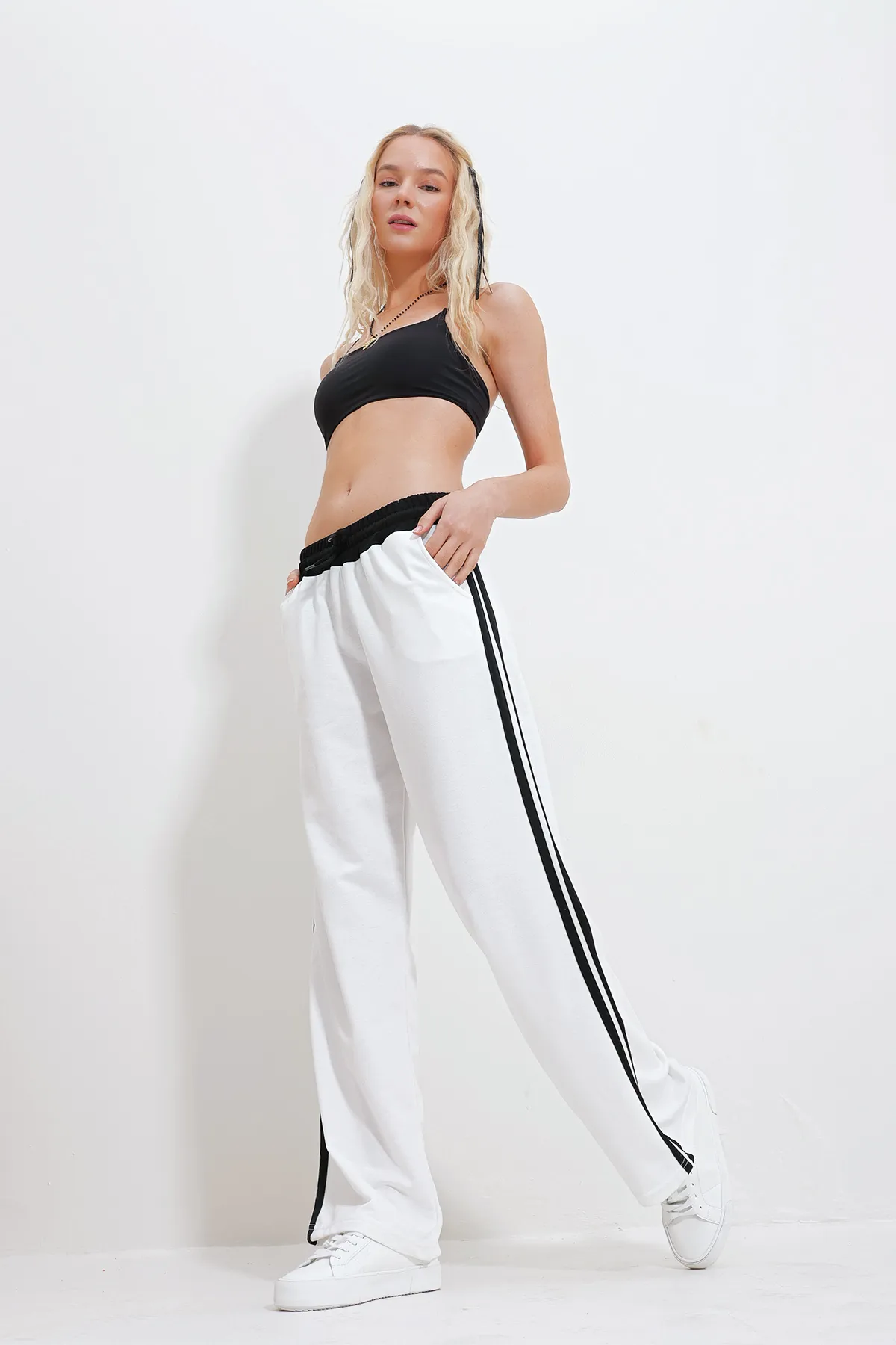 Trend Alaçatı Stili  Weiße Pazalazzo-Jogginghose mit elastischem Bund und doppeltem Streifen für Damen ALC-X11969