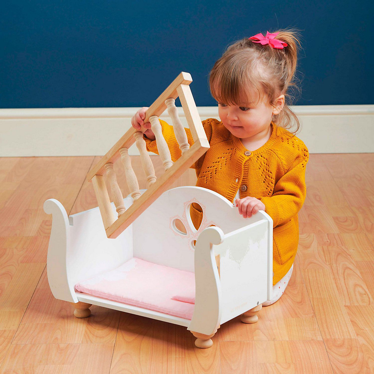 Puppenbett mit Gitterstäben / Sleigh Doll Cot