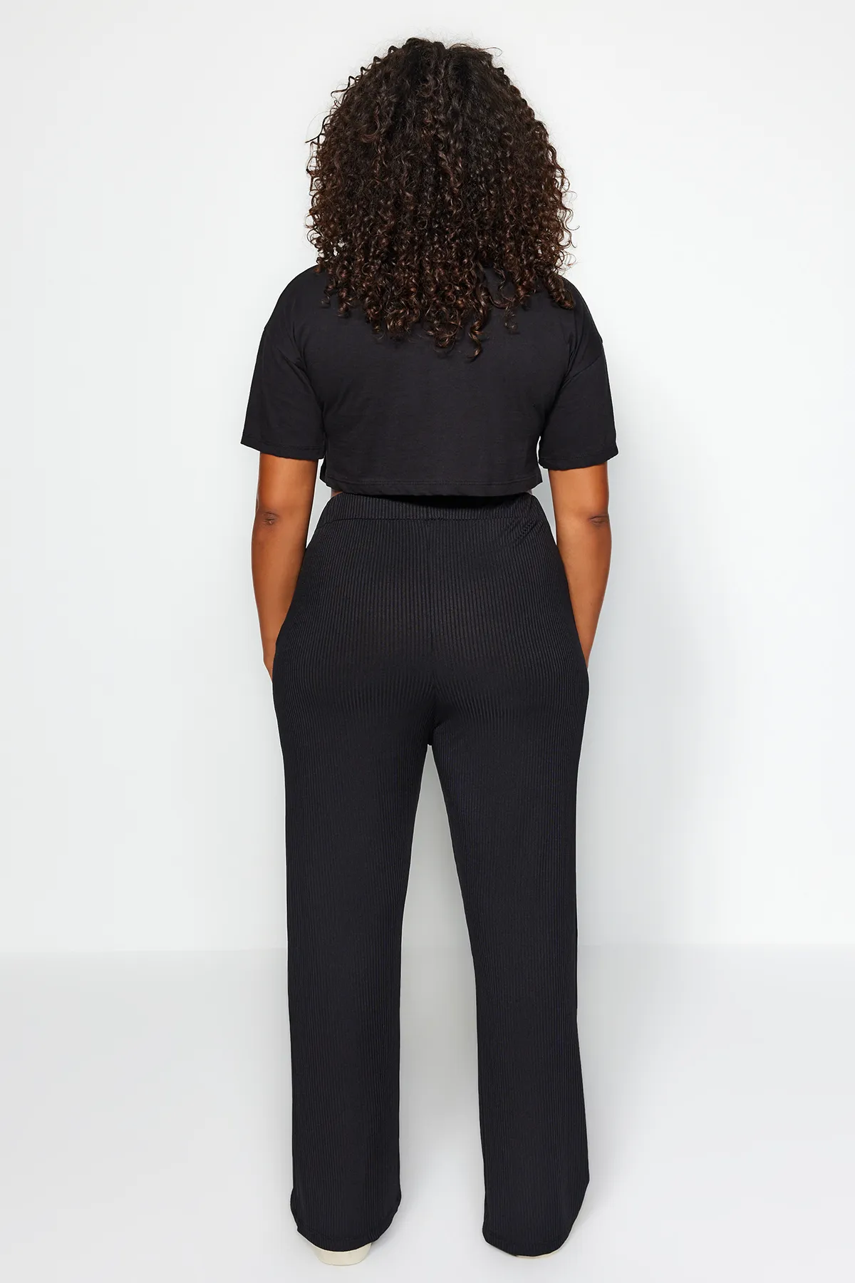 Trendyol Curve  Schwarze, weit geschnittene Strickhose TBSSS23AR00003