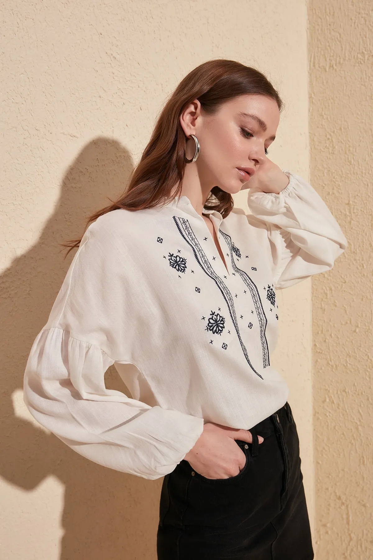 Trendyol Collection  Weiße, bestickte, gewebte Bluse mit Ballonärmeln TWOSS20BZ0284