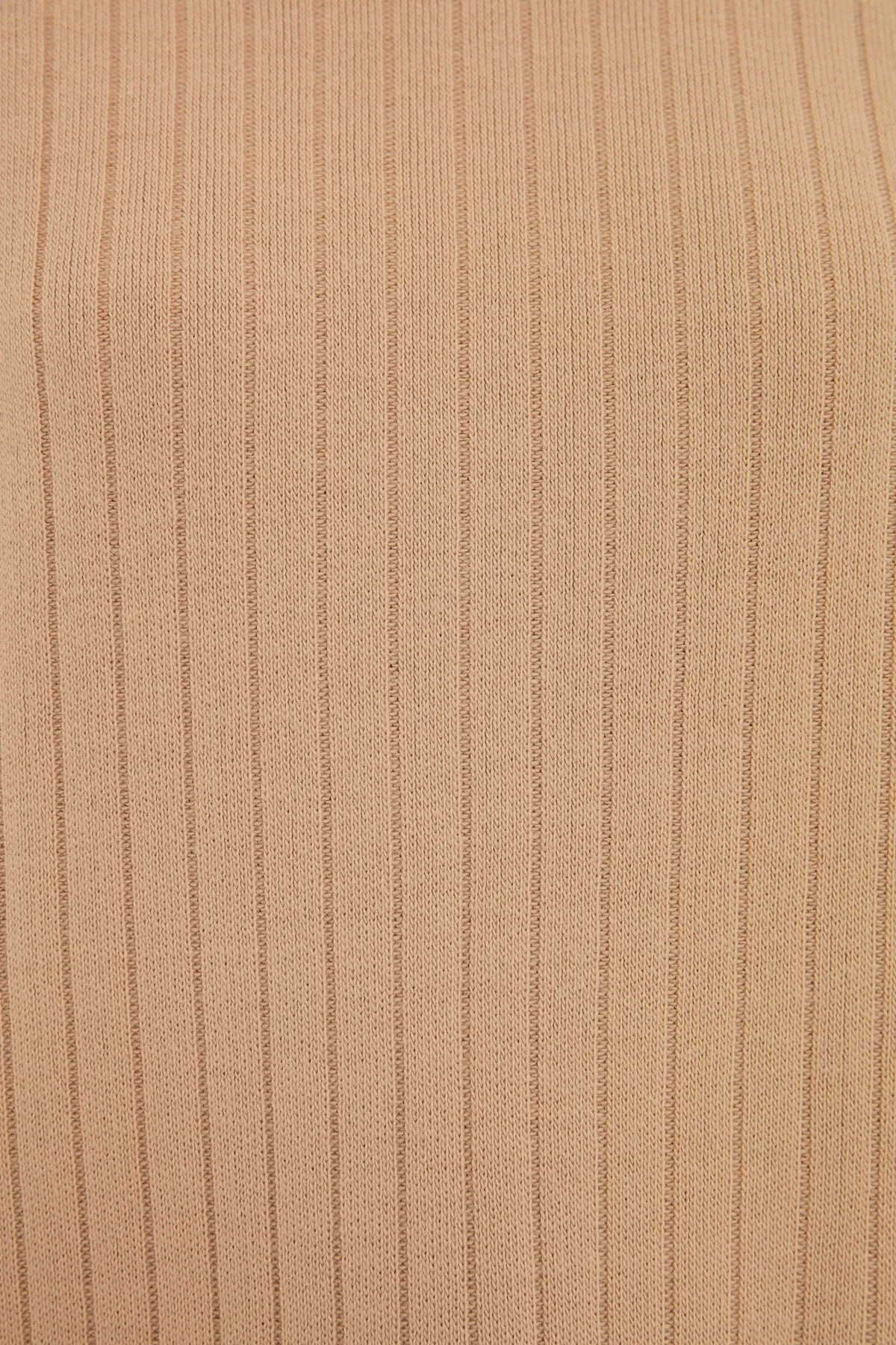 Trendyol Modest  Kamelfarbenes Strickset mit geripptem Pullover und Hose und halbem Rollkragen TCTAW22US0101