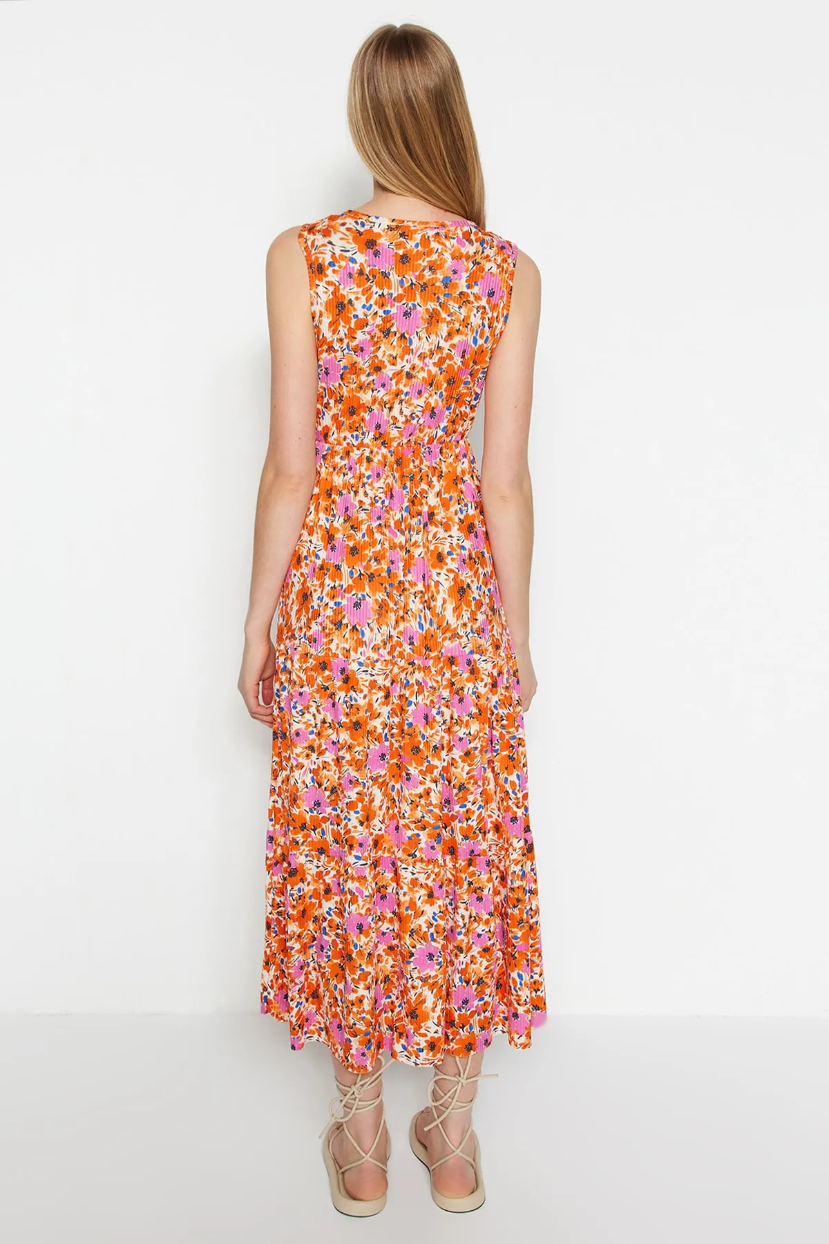 Trendyol Collection  Orangefarbenes, blumengemustertes, ärmelloses Maxi-Strickkleid in A-Linie mit V-Ausschnitt TWOSS22EL1588