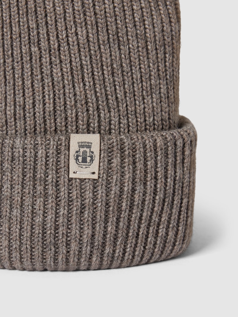 Strickmütze mit Label-Detail in taupe